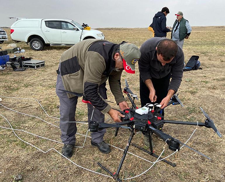 Malazgirt Savaşının yapıldığı alanın nokta tespiti için dron ve manyetometre kullanılıyor Türkiyede ilk kez...