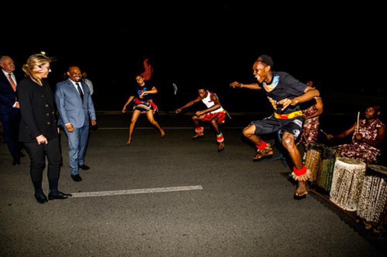 Biz kimi karşıladık Paçalarını bile düzeltmemiş