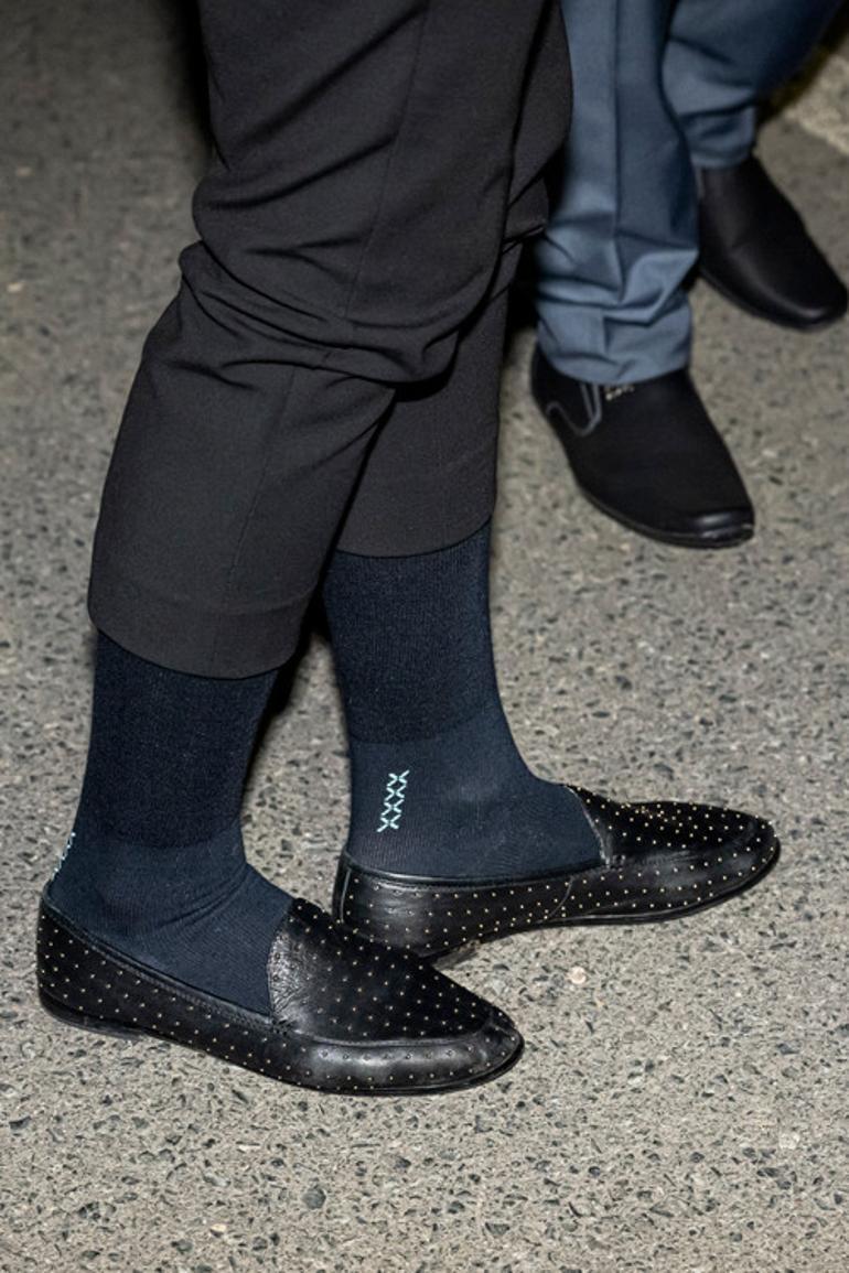 Biz kimi karşıladık Paçalarını bile düzeltmemiş