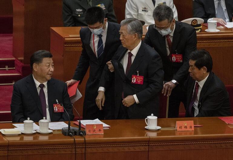 The world is talking about these photos… The treatment of the ex-leader at the party congress in China drew reaction