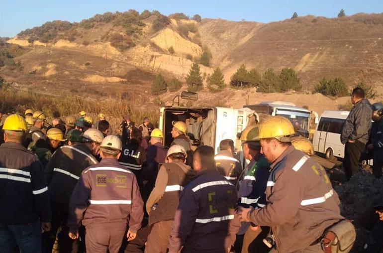 Kütahyada madencileri taşıyan servis midibüsü devrildi: 11 yaralı
