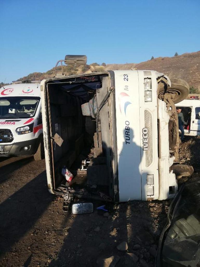 Kütahyada madencileri taşıyan servis midibüsü devrildi: 11 yaralı