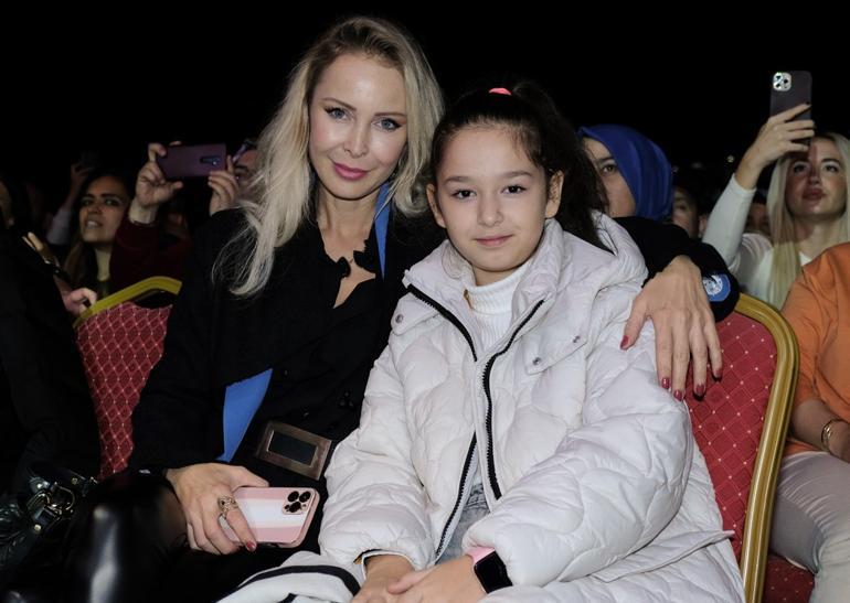 Elif babasını hayranlıkla izledi