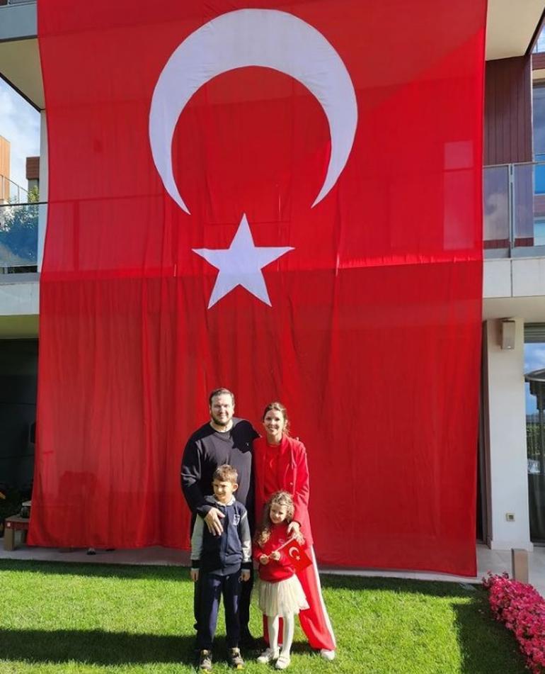 Ünlülerden 29 Ekim mesajları: Yaşasın Cumhuriyet