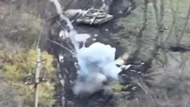 Ukraynalı askerin Rus tankını tek başına yok ettiği anlar drone kamerasına yansıdı