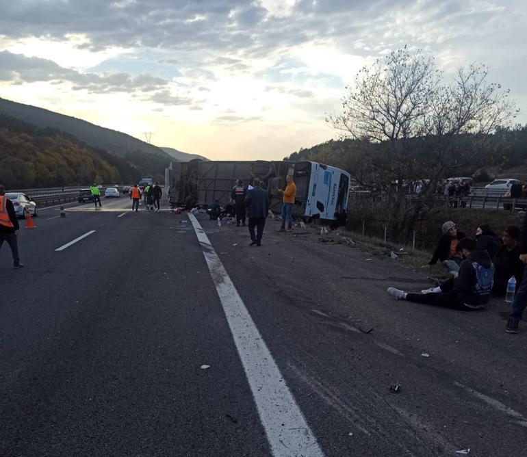 Boluda yolcu otobüsü devrildi Çok sayıda yaralı var