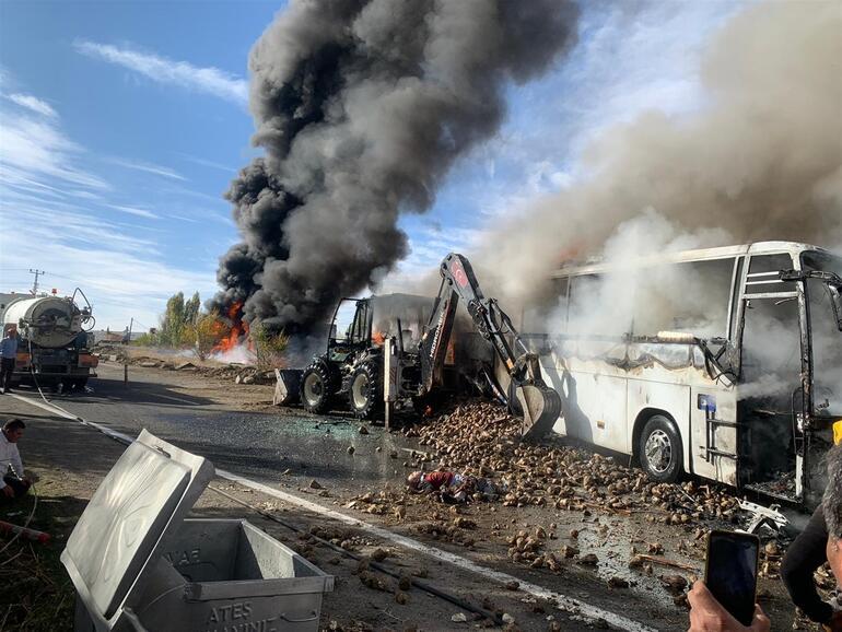 Son dakika: Ağrı Tutakta yolcu otobüsü, 2 kamyona çarparak yandı: 7 can kaybı, 2si ağır 18 yaralı