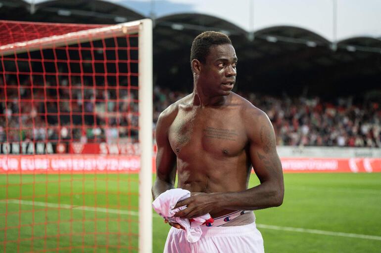 Last minute: Mario Balotelli confused Switzerland Incident action to fans, historical penalty is at the door...