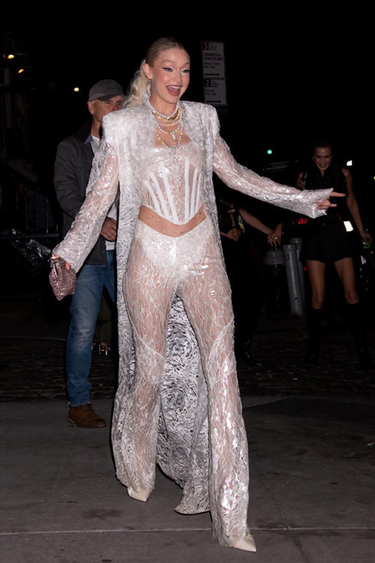Bella Hadid oradan oraya koşturdu, gözünü hastanede açtı