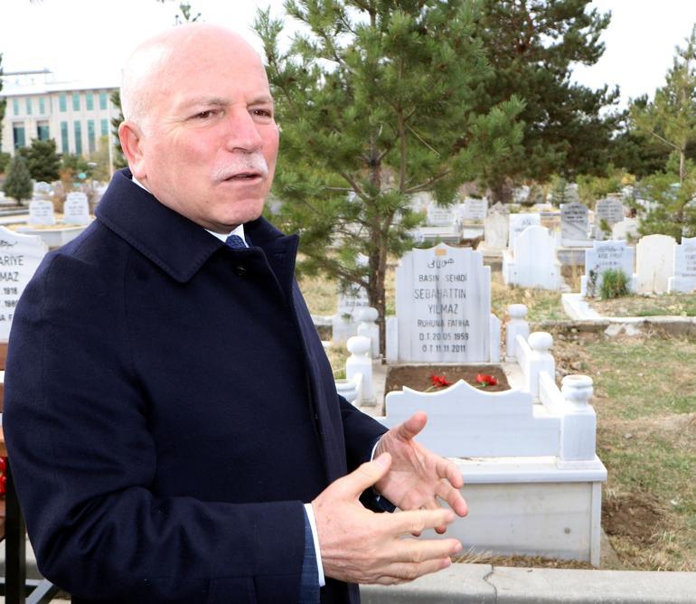 Erzurumda mezarlıkta kış hazırlığı Toprak donmadan mezarlar kazılıyor