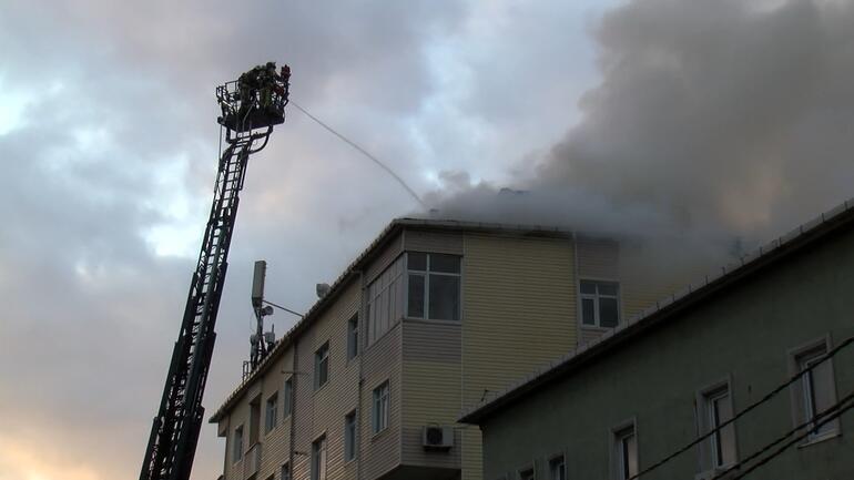 Tuzla’da 4 katlı binanın çatısı yandı