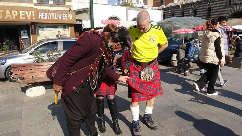 Diyarbakır’da Türkiye maçı öncesi İskoçlar kilt, yerli halk giydiği şalvarla bir araya geldi
