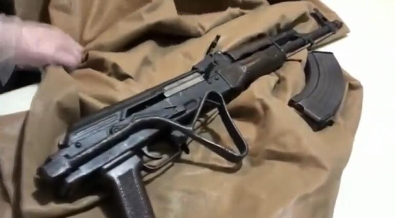 Suç örgütü üyelerine operasyonda Kalaşnikof tüfekler ele geçirildi