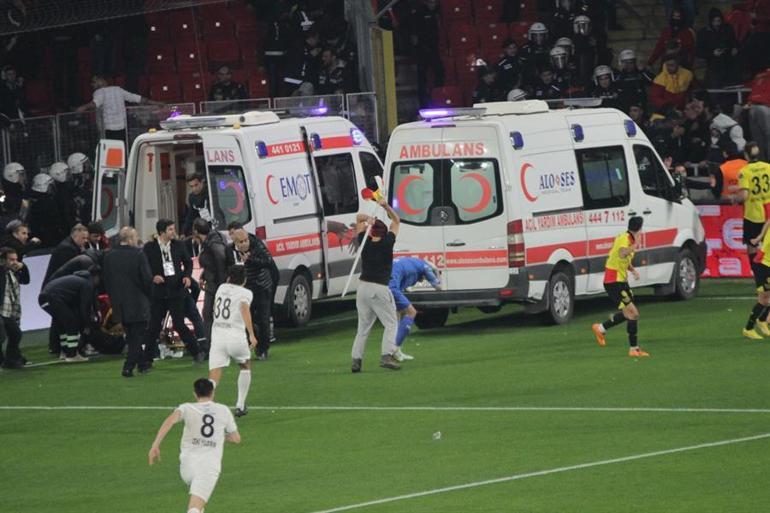 Göztepe - Altay maçında saha karıştı Taraftar feci şekilde yaralandı, kaleci Ozan Evrim Özençe sopalı saldırı... İşaret fişeği ve sisin stada sokulmasında skandal ambulans şoförü detayı...
