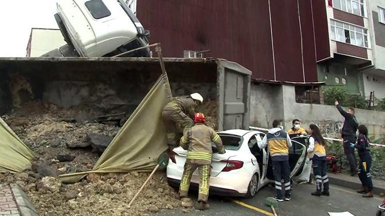 Başakşehirde hafriyat kamyonu otomobilin üstüne devrildi