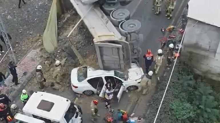 Başakşehirde hafriyat kamyonu otomobilin üstüne devrildi