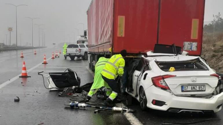 Otoyolda feci kaza Otomobil TIRa arkadan çarptı, 2 kişi hayatını kaybetti