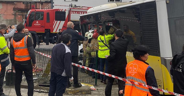 Son dakika... İstanbulda tramvay ile İETT otobüsü çarpıştı: 4ü ağır 19 yaralı