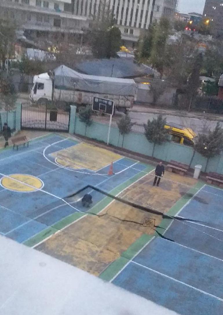 Bakırköyde okul bahçesinde çökme oldu
