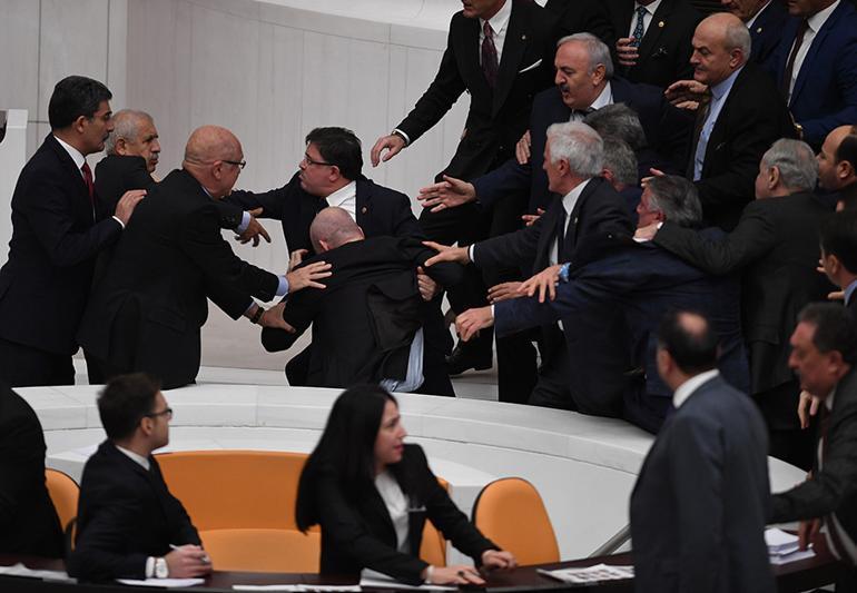 Son dakika... Mecliste tansiyon yükseldi AK Parti Milletvekili Zafer Işık ile ve İYİ Partili vekil Hüseyin Örs arasında yumruklu kavga