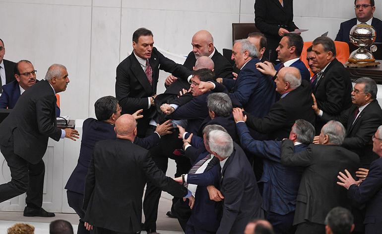 Son dakika... Mecliste tansiyon yükseldi AK Parti Milletvekili Zafer Işık ile ve İYİ Partili vekil Hüseyin Örs arasında yumruklu kavga