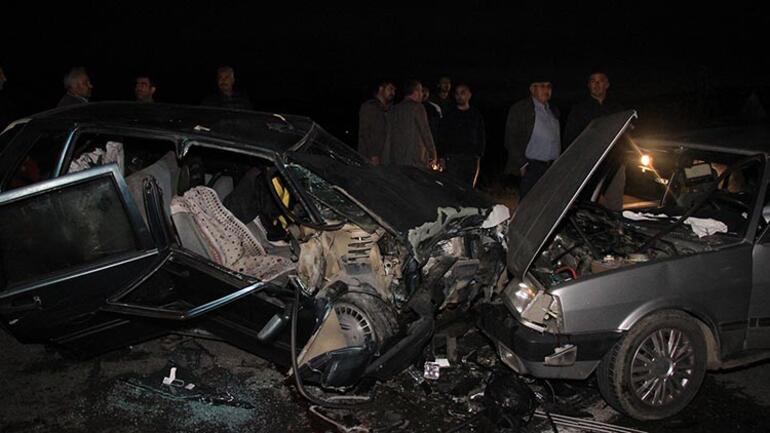 İki otomobil kafa kafaya çarpıştı: 1 ölü, 2'si çocuk 5 yaralı - Son Dakika  Haberleri İnternet
