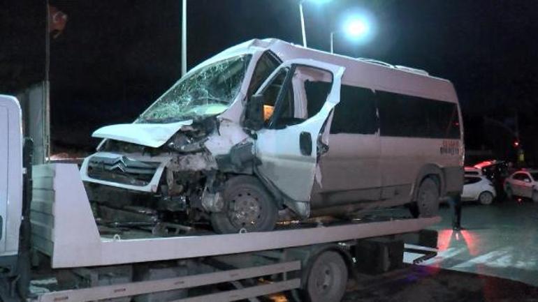 Arnavutköyde İETT otobüsüyle minibüs çarpıştı: Yaralılar var