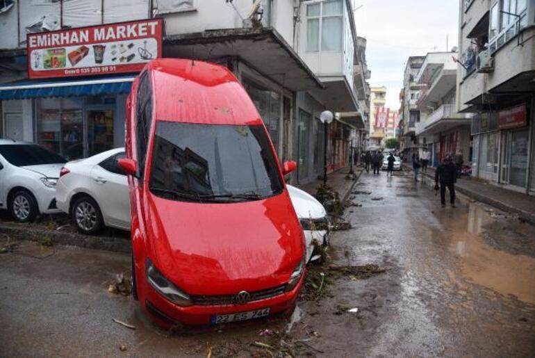 Son dakika... Antalyada sel felaketi İki ilçe sular altında: Yeni uyarı geldi