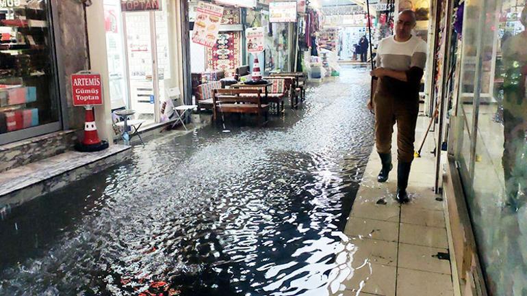 Son dakika... Antalyanın 3 ilçesinde eğitime şiddetli yağış arası verildi İzmirde araçlar suya gömüldü