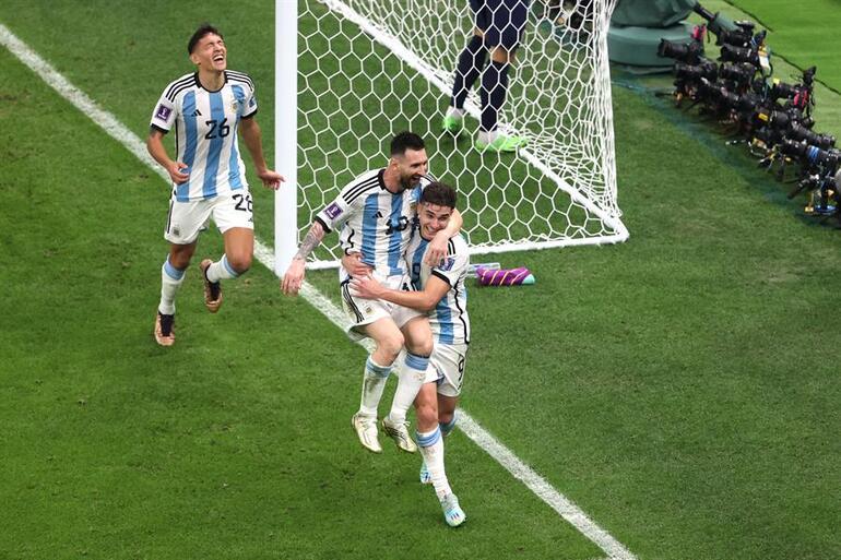 Arjantinde Julian Alvarez hayaline kavuştu 11 yaşında iken Messi ile fotoğraf çektirmişti...
