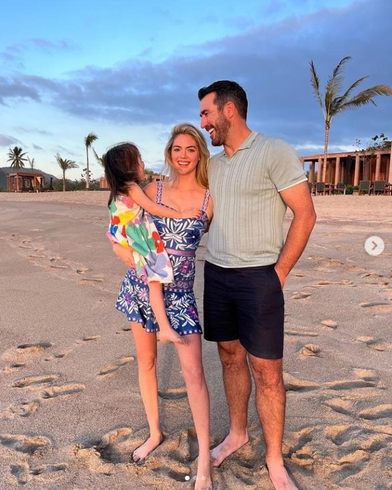 Güzel model evini Hollywood yıldızına sattı, kocasıyla romantik tatile kaçtı