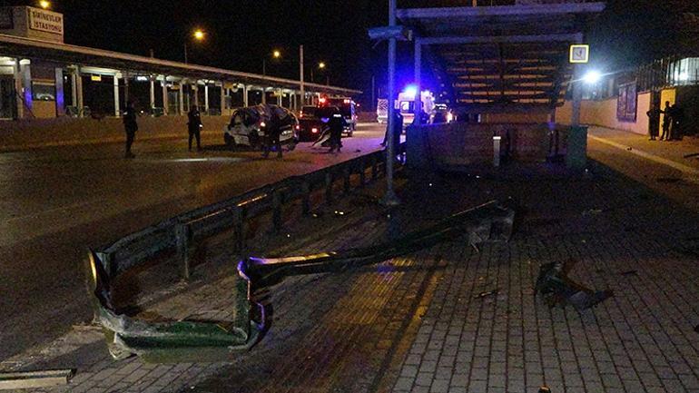 Bursada bariyerlere çarpan hafif ticari araç takla attı