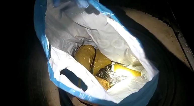 Yedek lastikten 1,9 kilo kokain çıktı... Haberimiz yok, gezmeye geldik dedi