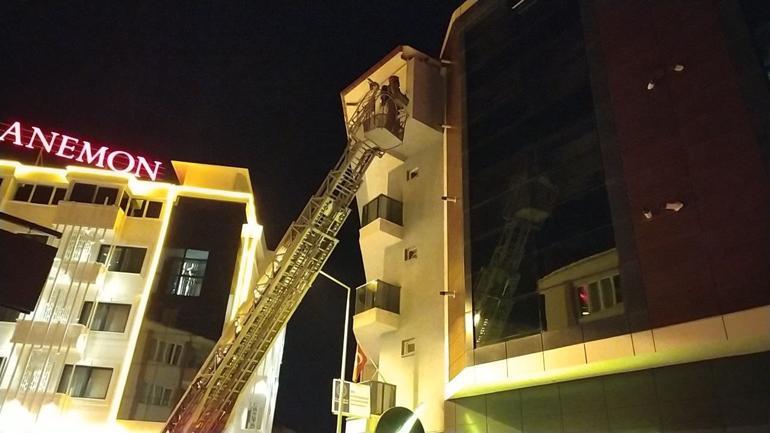 Dumanlar arasında kalan kediyi polis ekipleri kurtardı