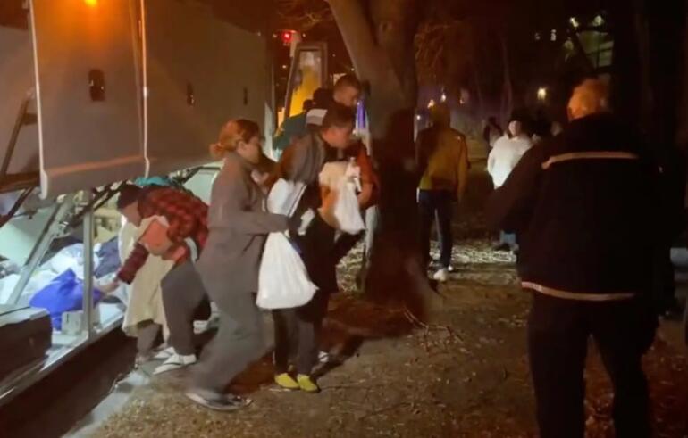 Yüzdən çox qaçqın şaxtalı soyuqda vitse-prezidentin evinin qarşısında qalıb