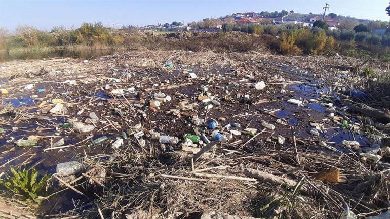 Büyük Menderes Nehri çöplüğe döndü; suyun rengi siyaha büründü