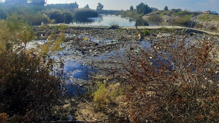 Büyük Menderes Nehri çöplüğe döndü; suyun rengi siyaha büründü