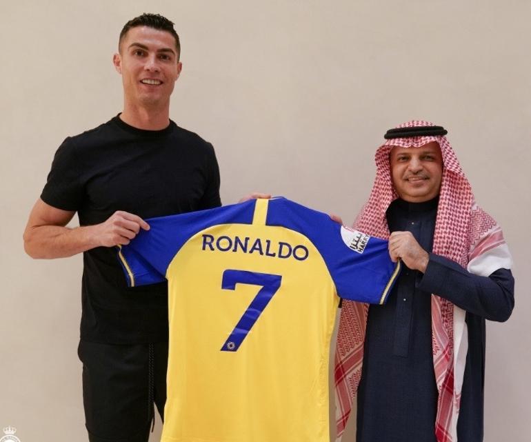 Cristiano Ronaldo, resmen Al Nasrrda Formayı giydi, imzayı attı