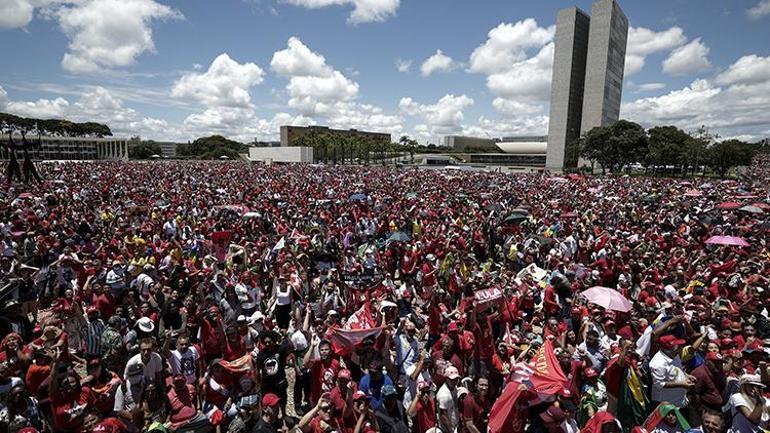 12 il sonra... Braziliyanın yeni prezidenti Lula and içib