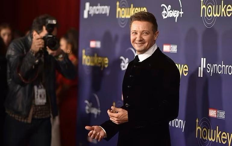 Ünlü aktör Jeremy Renner kaza geçirdi Helikopterle hastaneye kaldırılan oyuncu hakkında ilk açıklama geldi: Durumu kritik ama stabil