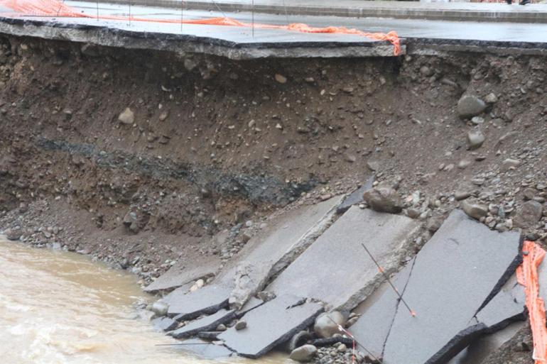 Rizede yol dere yatağına çöktü 1 kişi son anda kurtuldu