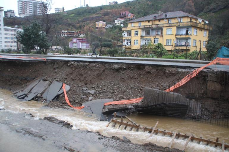 Rizede yol dere yatağına çöktü 1 kişi son anda kurtuldu