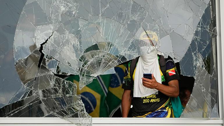 Brezilya’da Bolsonaro destekçileri Ulusal Kongre’yi bastı...