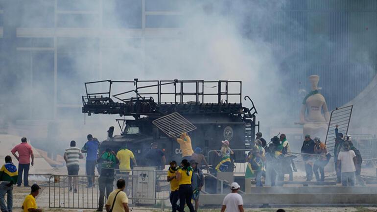 Brezilya’da Bolsonaro destekçileri Ulusal Kongre’yi bastı...