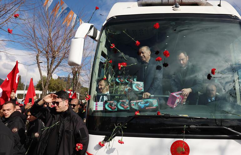 Askerlerle alkış polemiği... Cumhurbaşkanı Erdoğan: Yaşadığımız sevince tahammül edemediler