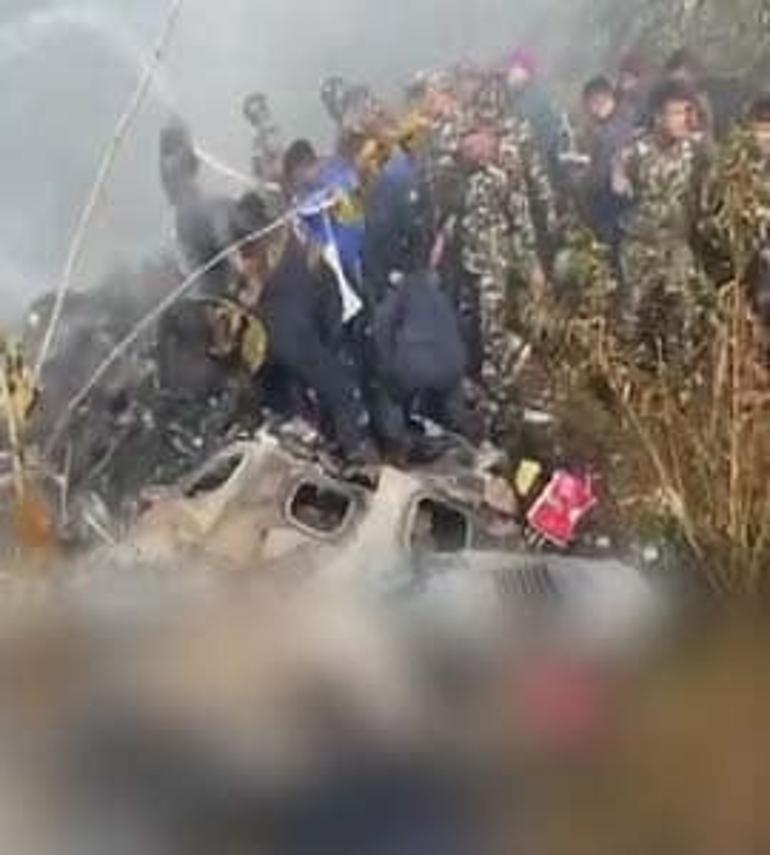 Son dakika... Nepalde yolcu uçağı düştü Kaza yerinden ilk görüntü geldi