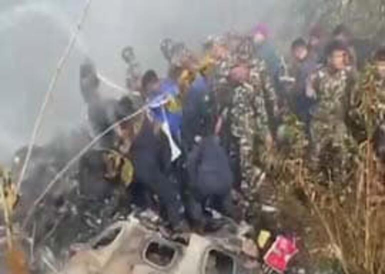 Son dakika... Nepalde yolcu uçağı düştü Kaza yerinden ilk görüntü geldi