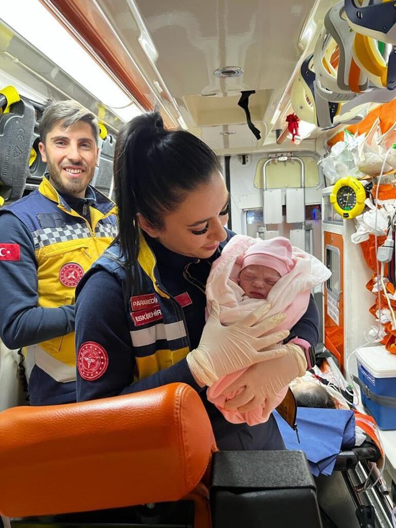 Eskişehirde hastaneye götürülürken ambulansta doğum yaptı