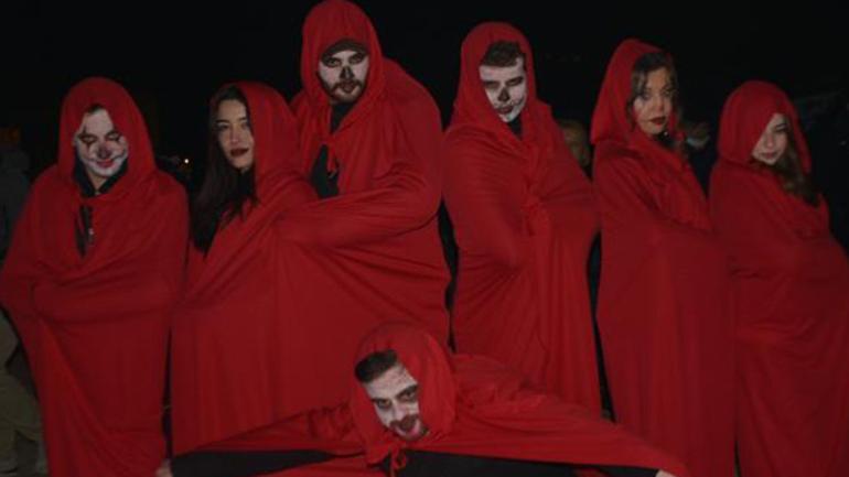 Yüzlerini boyadılar, maske taktılar.. Balkan geleneği Bocuk Gecesi kutlandı