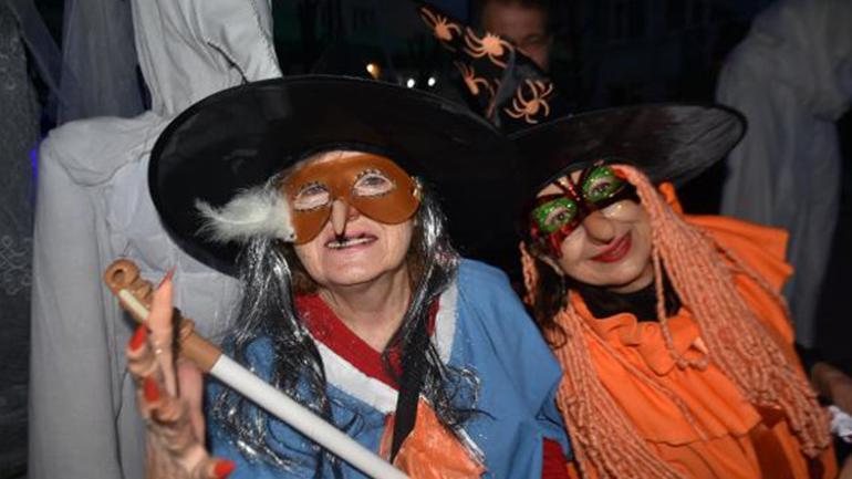Yüzlerini boyadılar, maske taktılar.. Balkan geleneği Bocuk Gecesi kutlandı